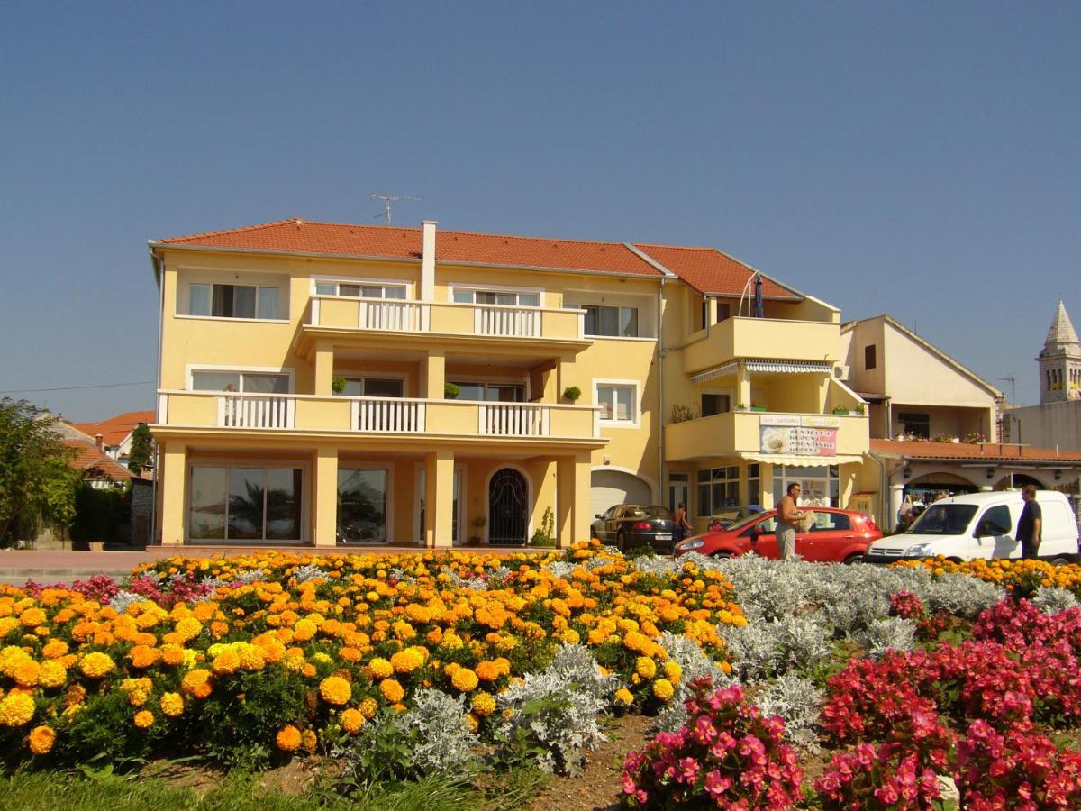 Buco Seafront Apartments & Fastfood Pakostane Exterior photo