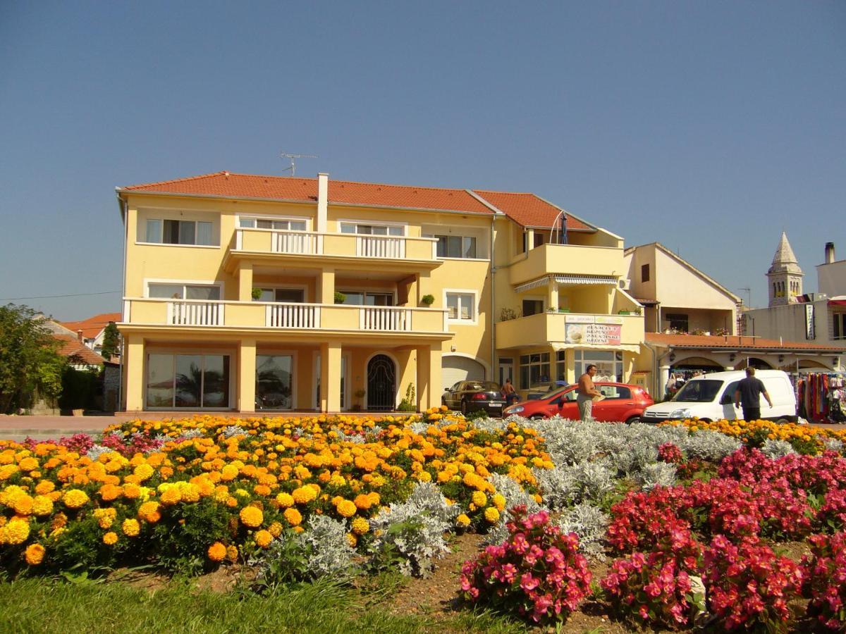 Buco Seafront Apartments & Fastfood Pakostane Exterior photo
