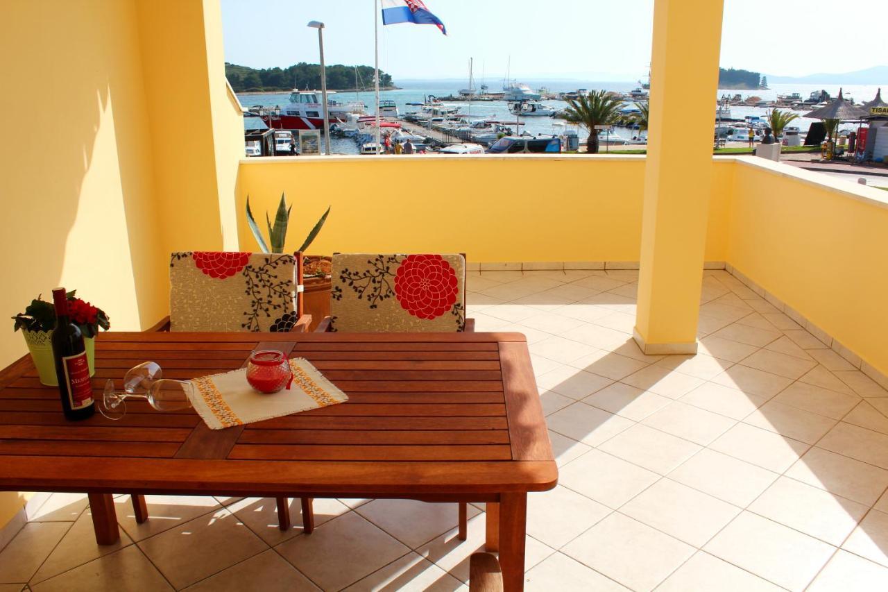 Buco Seafront Apartments & Fastfood Pakostane Exterior photo