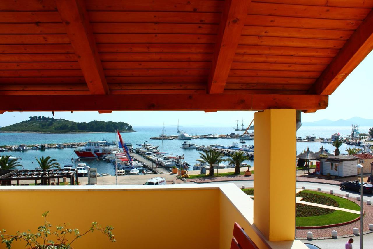 Buco Seafront Apartments & Fastfood Pakostane Exterior photo