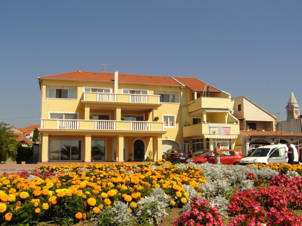 Buco Seafront Apartments & Fastfood Pakostane Exterior photo